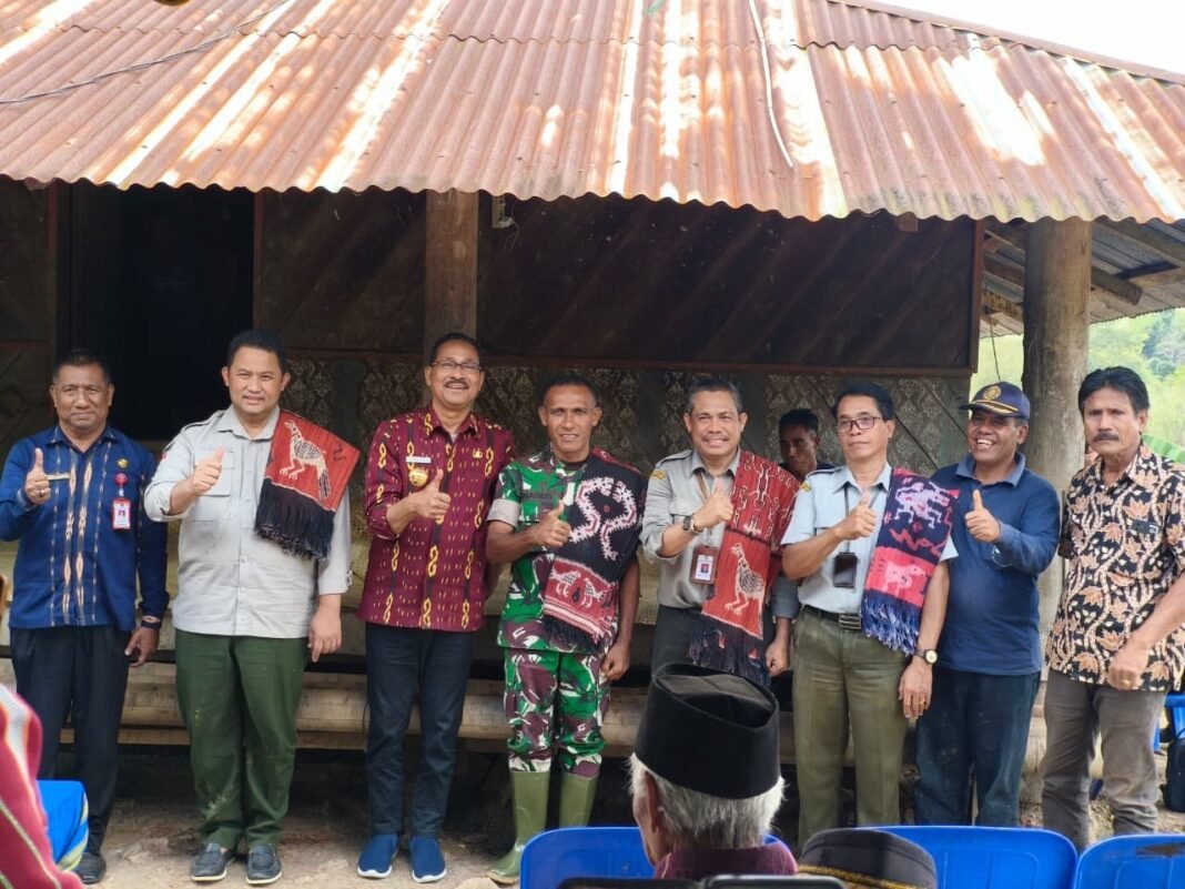 Dandim 1613 Sumba Barat Ikut Tanam Padi Bersama Kelompok Tani di Sumba Tengah