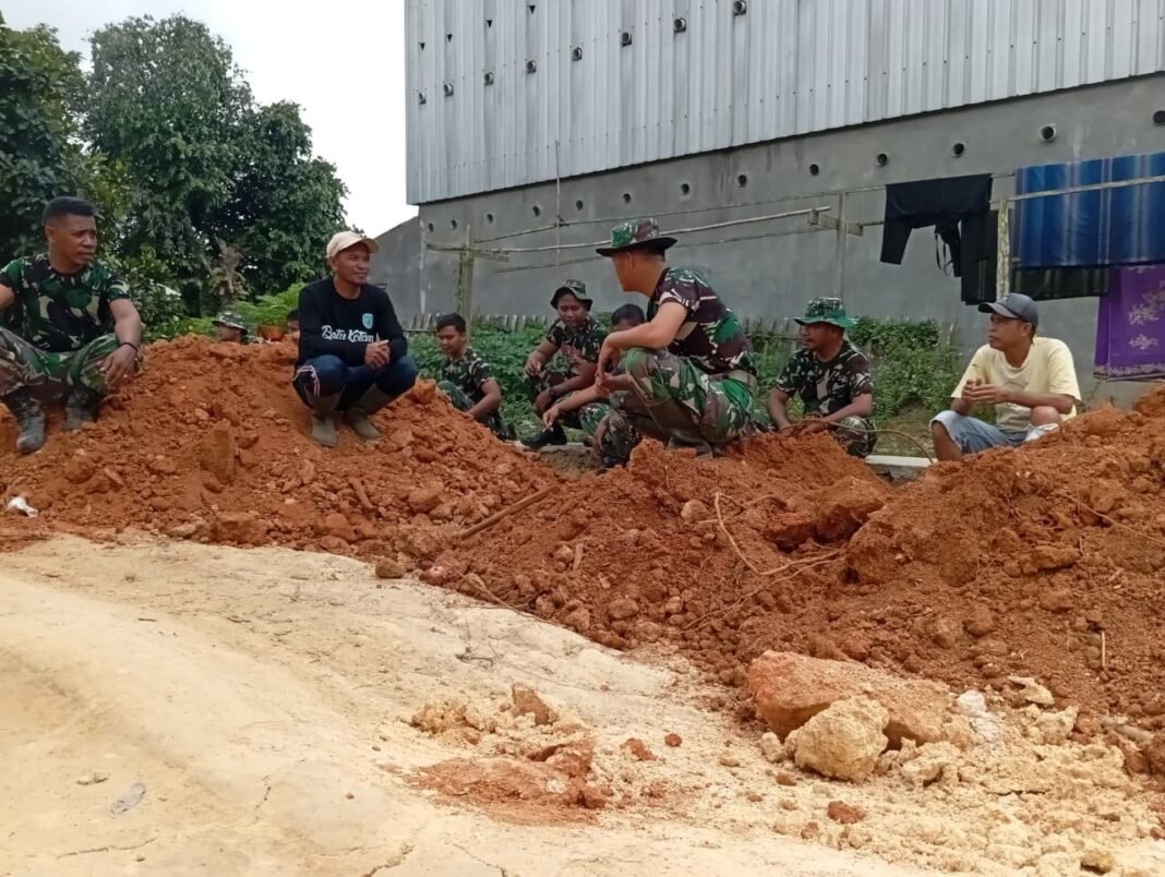 Satgas TMMD ke-125 Kodim 1017/Lmd Jaga Keakraban dengan Canda di Tengah Gotong Royong Perataan Jalan