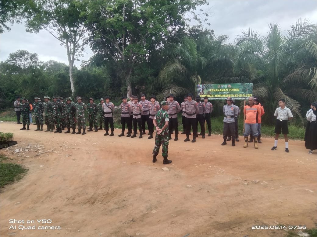 Satgas TMMD Reguler ke-125 Gelar Penanaman Pohon Bersama Polres, Perangkat Desa, dan Pelajar di Batu Kotam