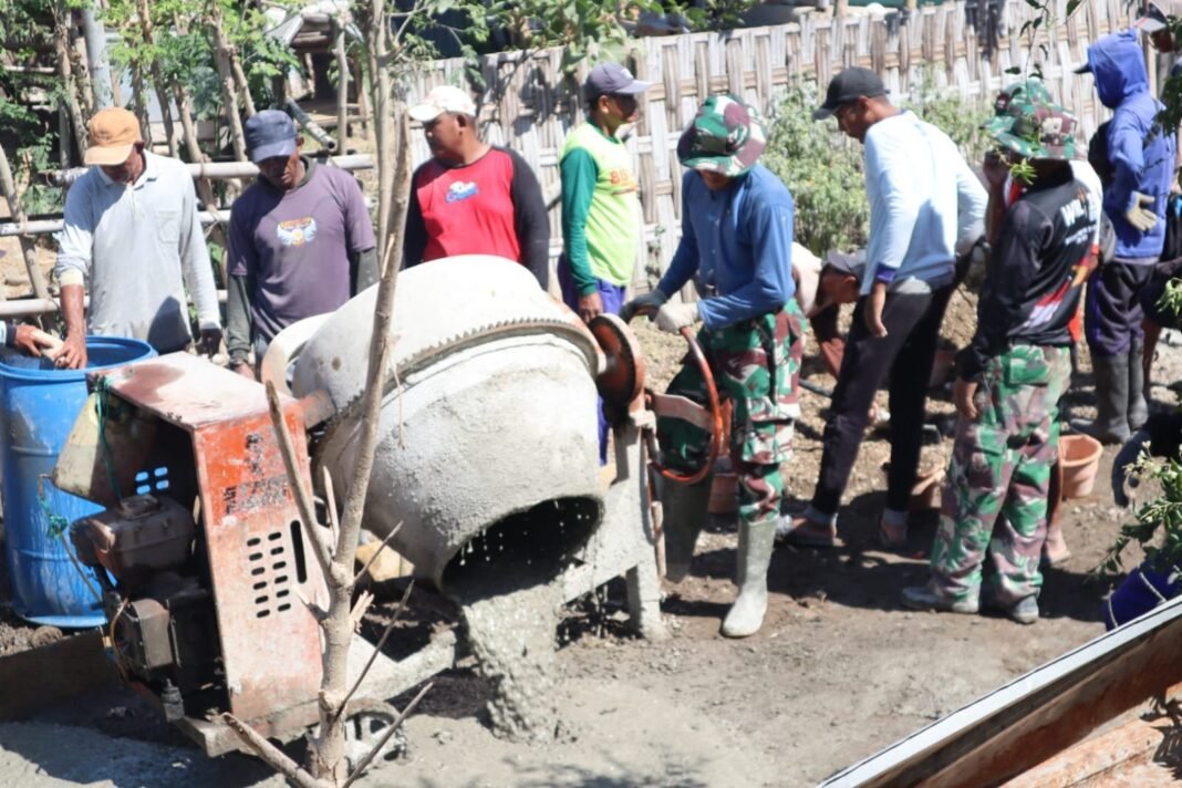 Gotong Royong TNI dan Warga Warnai Pengecoran Sayap Jembatan TMMD 125 Sumbawa