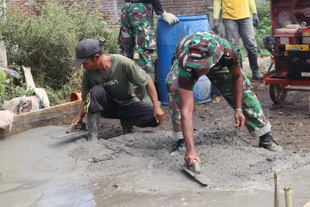 Satgas TMMD 125 Kodim Sumbawa dan Warga Kompak Gotong Royong Cor Jembatan Linpas