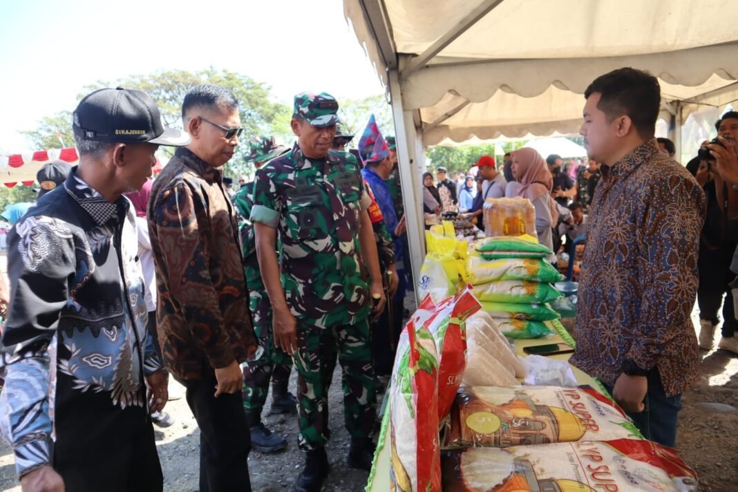 TMMD 125 Sumbawa Ditutup, Warga Kalabeso Nikmati Bazar Murah dari TNI dan Bulog 