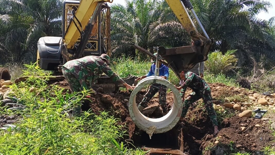 Satgas TMMD Pasang Gorong-Gorong dengan Sangat Hati-Hati di Wonosalam