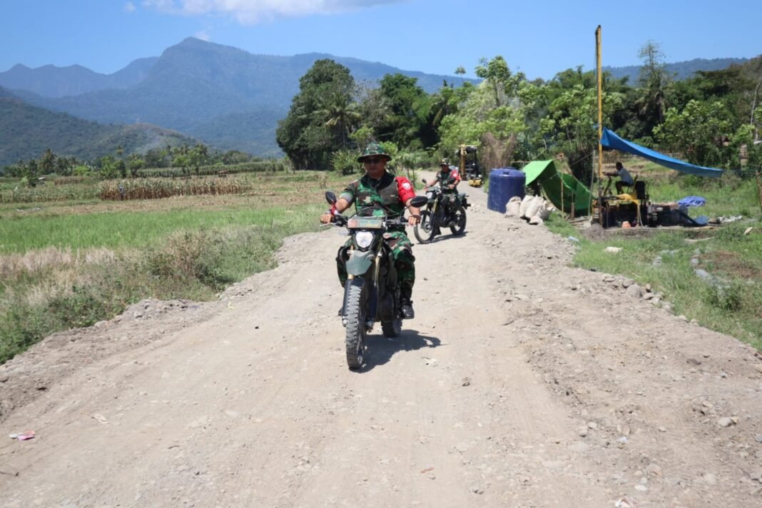 Medan Sulit, Dansatgas TMMD Sumbawa Gunakan Motor untuk Tinjau Lokasi Pembangunan