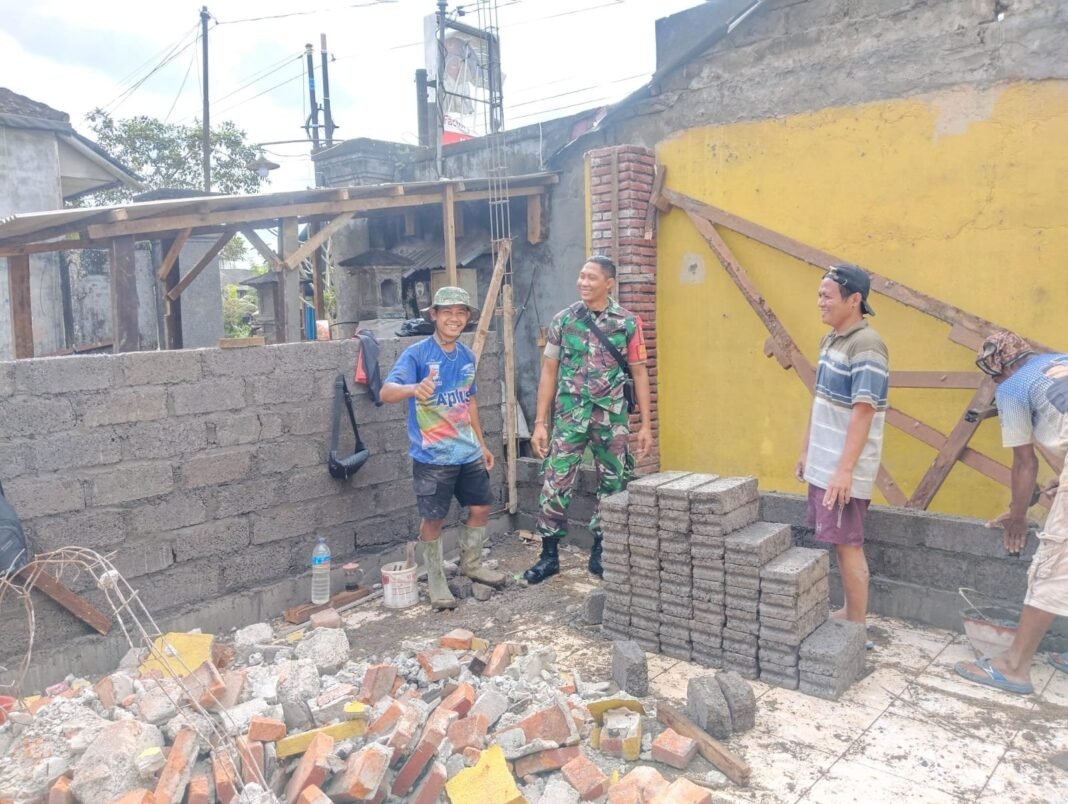 Babinsa Desa Demulih Jalin Komsos Dengan Pekerja Bangunan, Bahas Situasi Kamtibmas