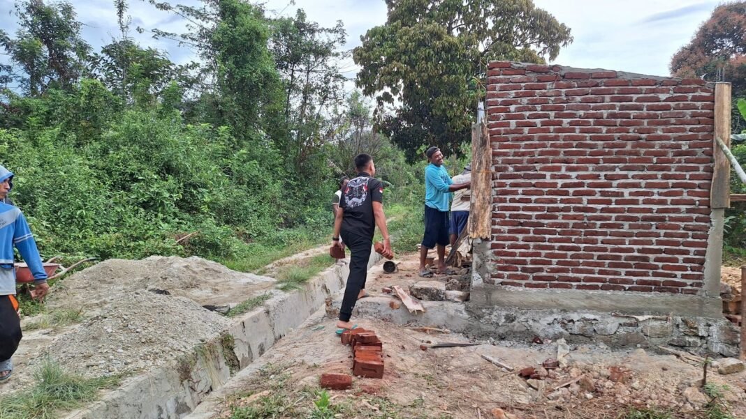 Wujudkan Lingkungan Bersih, TMMD 125 Kodim 1417/Kendari Kebutan Bangun Dinding MCK di Desa Nekudu