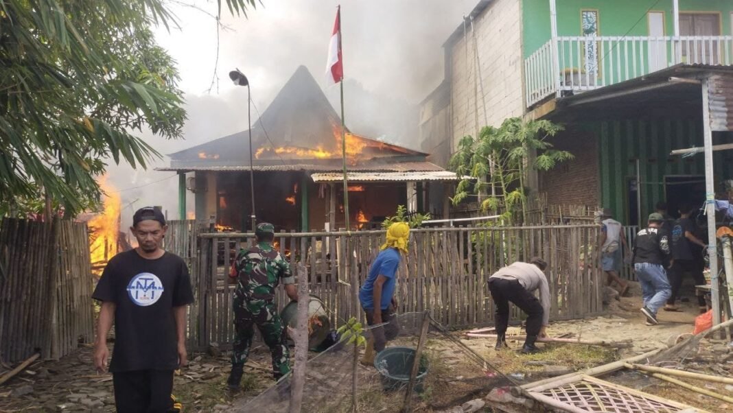 Aksi Gerak Cepat Babinsa Koramil 1426-01/Polut, Padamkan Api Yang Membakar Rumah Warga