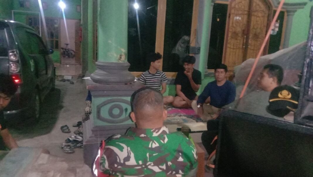 Keakraban Babinsa Koramil 1426-03/Galut Dengan Warganya, Terlihat Saat Komsos