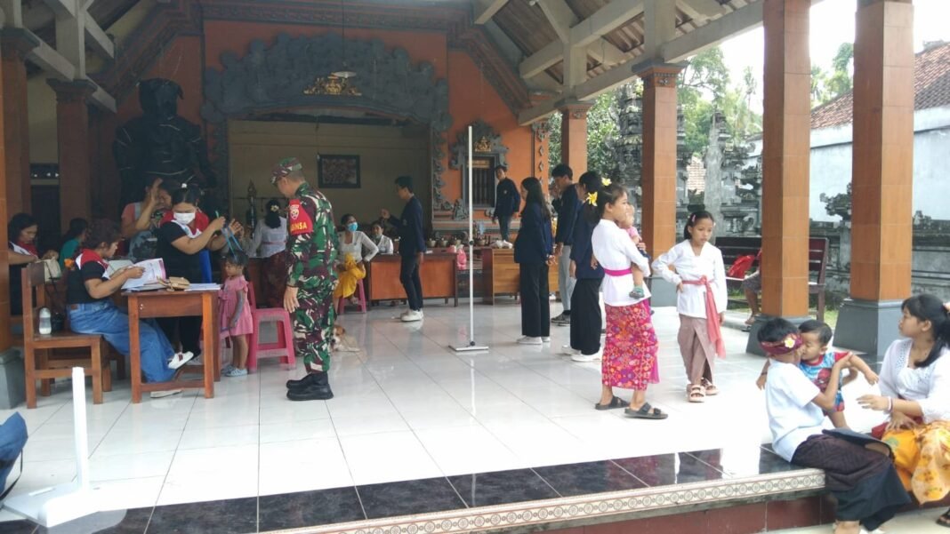 Babinsa Pikat Sampaikan Ada PMT, Obat Cacing Dan Vitamin A Di Posyandu Dusun Sente