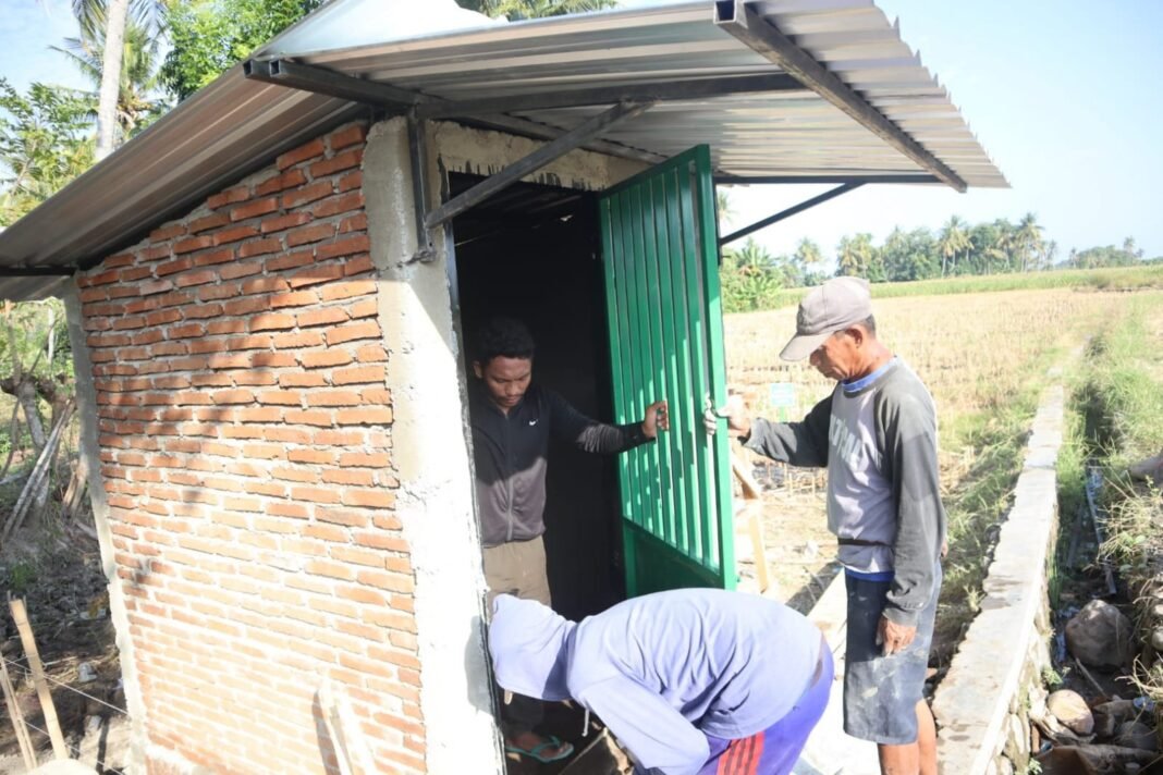 Satgas TMMD 125 Mulai Pasang Atap dan Pintu Rumah Sumur Bor di Kalabeso