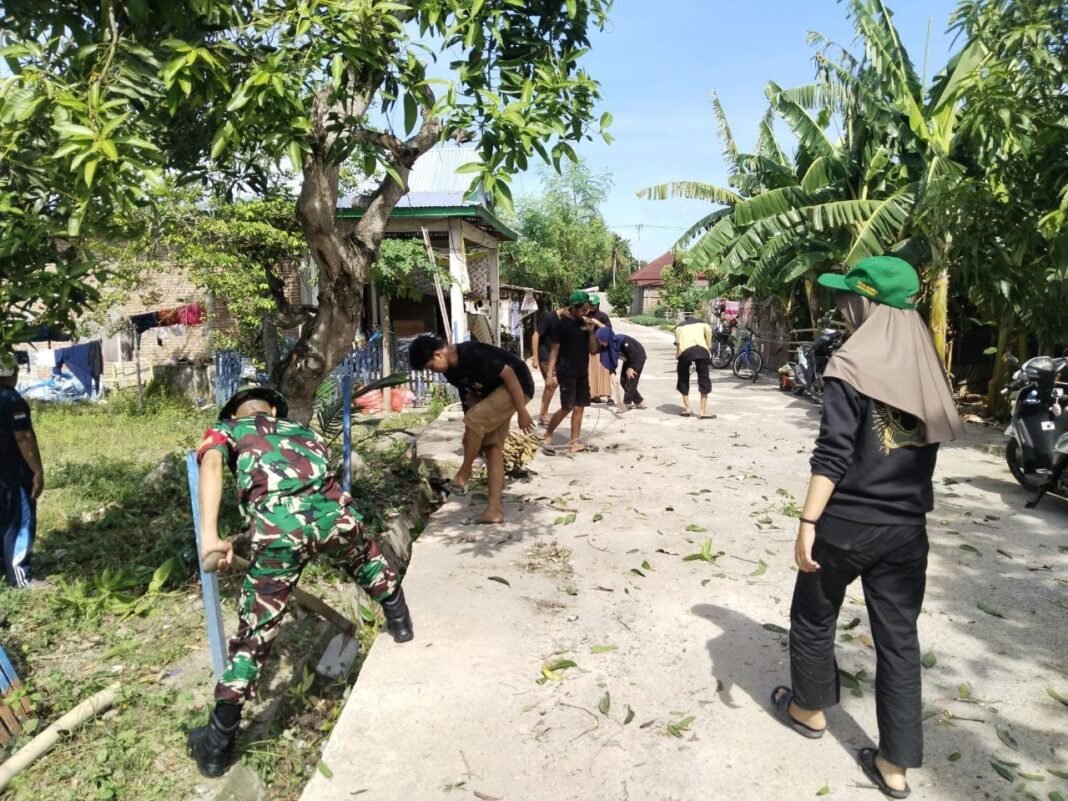 Babinsa Timoreng Panua Koramil 1420-06/Panca Rojang Gandeng Warga Gelar Karya Bakti Bersihkan Saluran Air