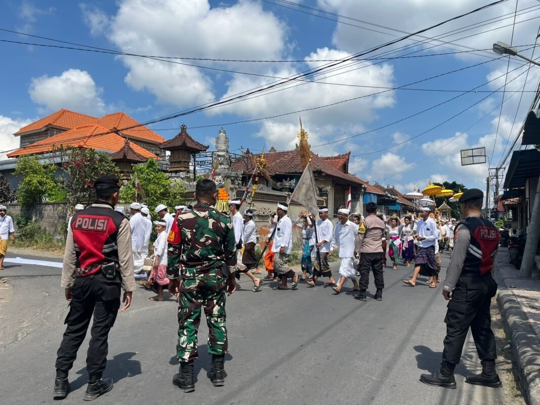 Bersinergi, TNi Polri Dan Pecalang Di Kutampi Turun Gelar Pengamanan Upacara Melasti