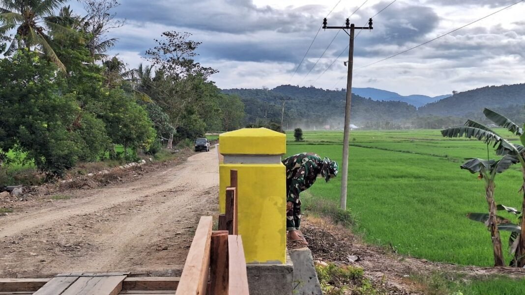 TMMD 125 Kodim 1417/Kendari Berikan Sentuhan Warna Kuning Cerah pada Jembatan di Desa Nekudu