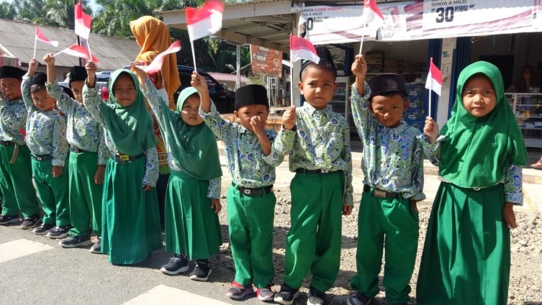 Anak-Anak Sambut Kedatangan Kasrem dengan Kibaran Merah Putih