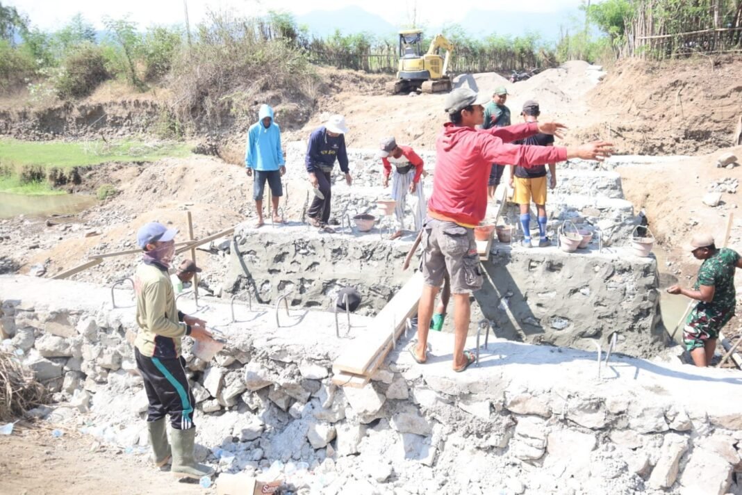 Satgas TMMD ke-125 Kerjakan “Mata Sapi” Pondasi Jembatan Limpas di Kalabeso