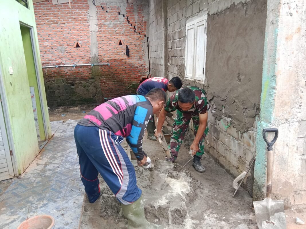 Satgas TMMD 125 Kodim 0428/Mukomuko Renovasi MCK Ponpes di Desa Wonosalam