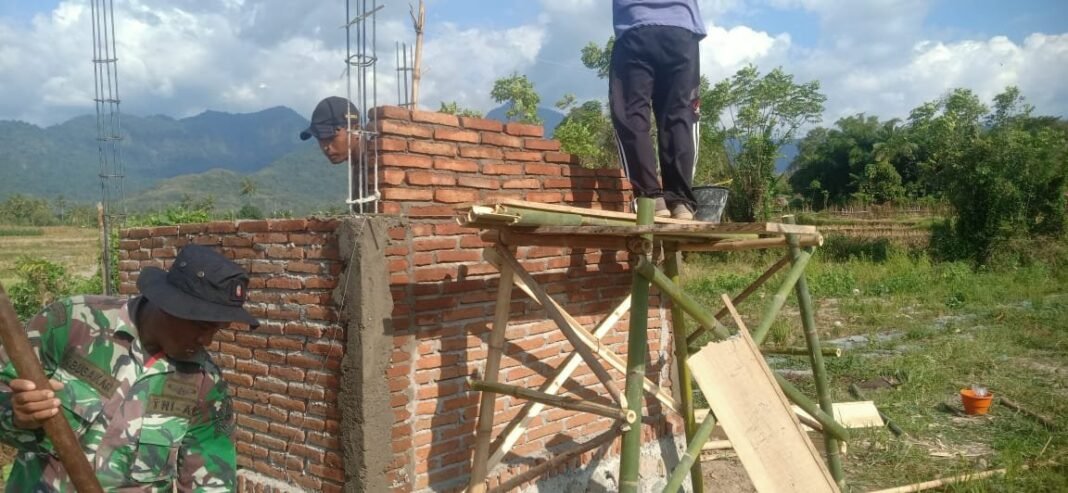 Gotong Royong TNI dan Warga Wujudkan Rumah Mesin Sumur Bor TMMD 125 Sumbawa
