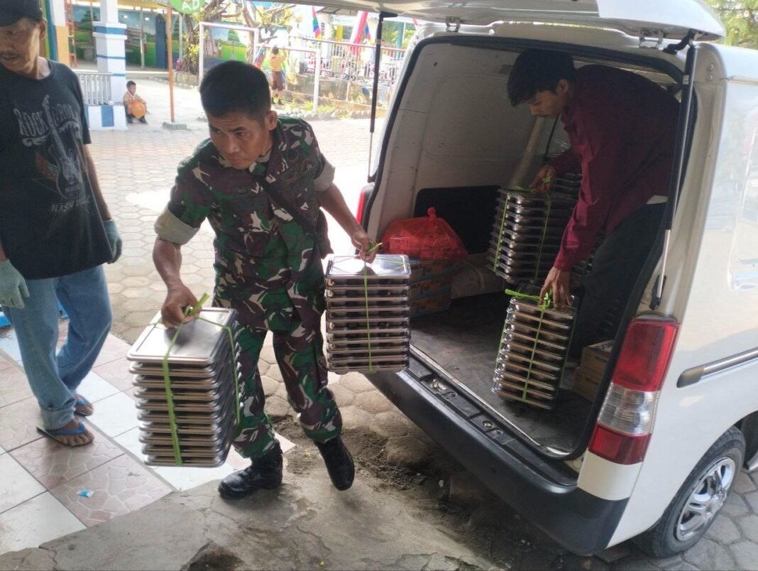 Babinsa Kodim 1420/Sidrap Salurkan Makan Bergizi Gratis untuk 10.994 Warga