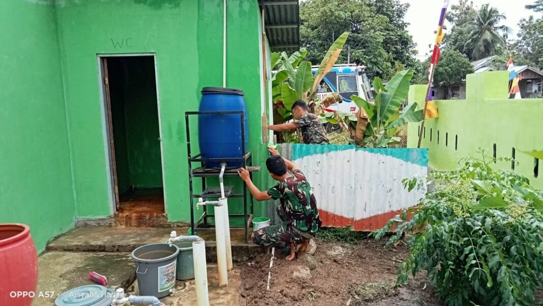 Hari ke-20 TMMD 125, Satgas Lanjutkan Pengecatan Tower dan Kamar Mandi di Desa Sumber Makmur