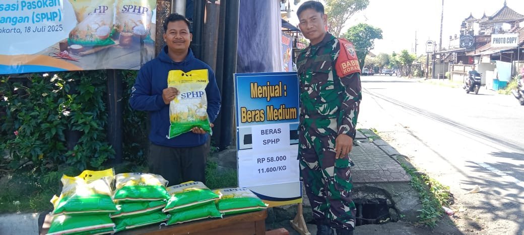 Pastikan Sesuai Ketentuan Dan Bermanfaat Bagi Masyarakat, Babinsa Banjarangkan Pantau Beras SPHP