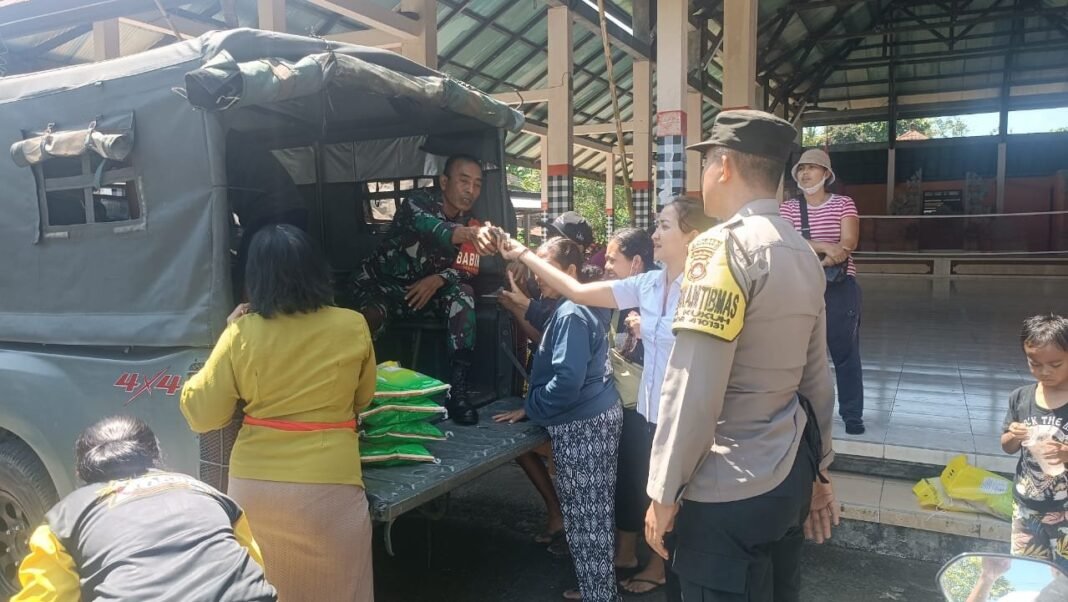 Kodim Tabanan Bersama Bulog Distribusikan 4 Ton Beras SPHP ke Desa Banjar Anyar dan Kukuh