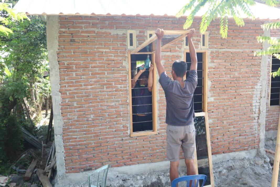 TMMD 125 Kodim 1607/Sumbawa Tuntaskan Pemasangan Pintu dan Jendela RTLH