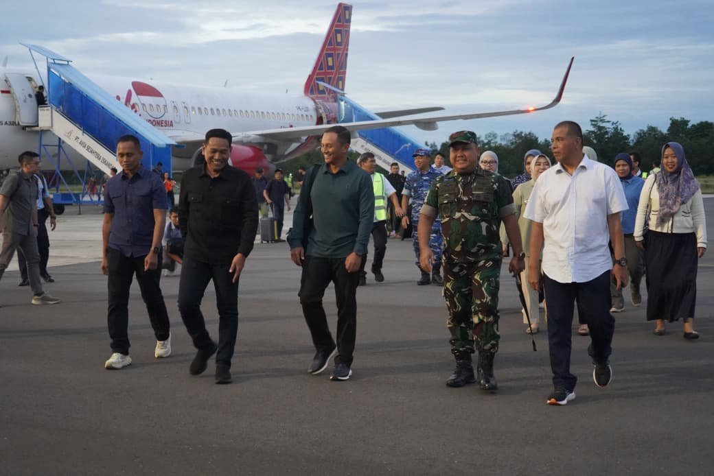 Dandim 1017/Lmd Dampingi Danrem 102/Pjg Sambut Kasdam XII/Tanjungpura di Bandara Iskandar