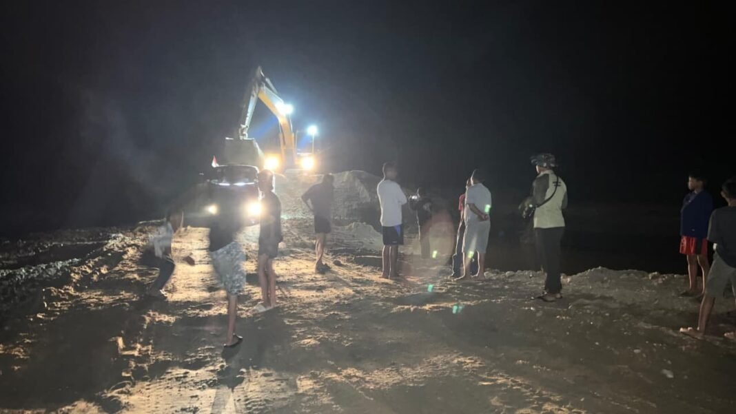 Antusias Warga Asinua Saksikan Alat Berat TMMD 125 Kodim 1417/Kendari Beroperasi