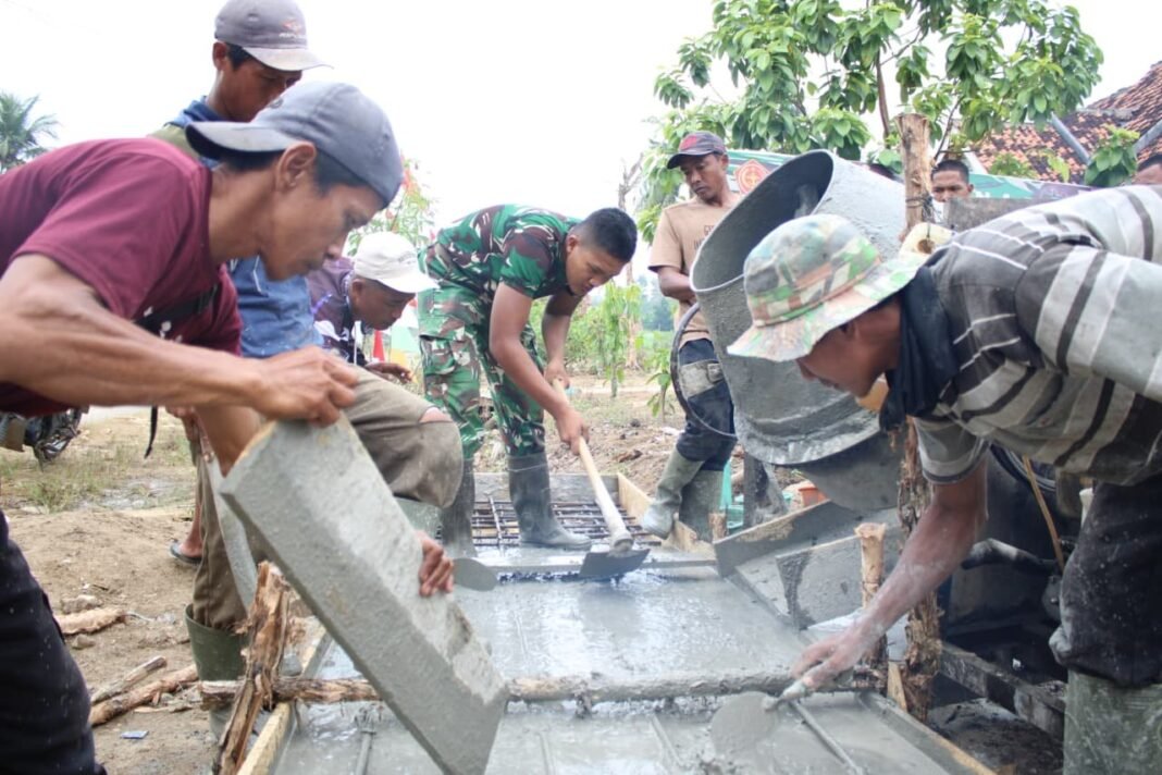TMMD ke-125 Kodim 0426/Tulang Bawang Lakukan Pengecoran Jembatan di Kampung Moris Jaya