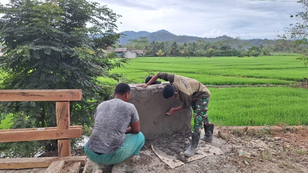 Kuping Jembatan Desa Nekudu Diperbaiki Satgas TMMD 125 Bersama Warga
