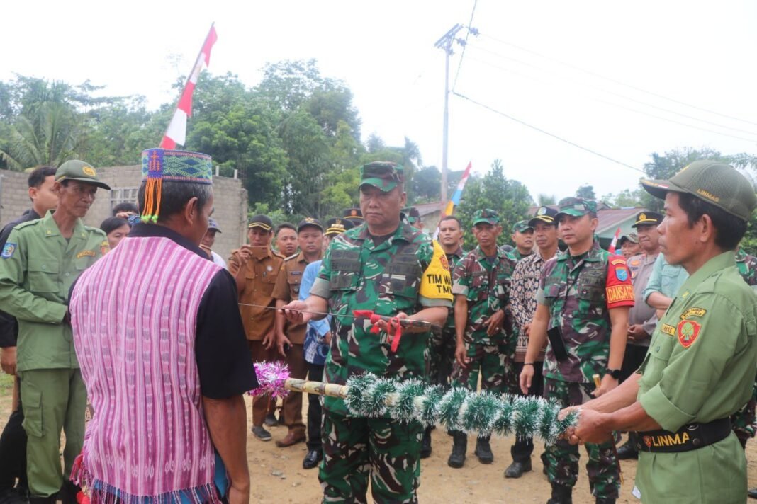 Warga dan Masyarakat Sambut Tim Wasev dengan Prosesi Adat