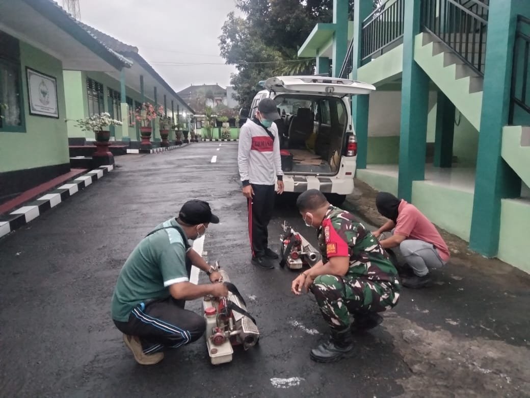 Gelar Fogging, Dandim Klungkung Ingatkan Personel Jaga Kebersihan Dan Rutin Gelar PSN