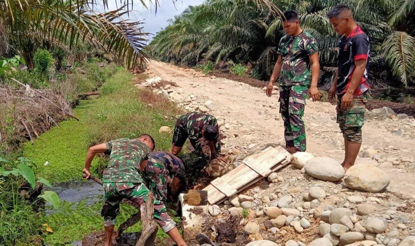 Satgas TMMD 125 Kodim 0428/Mukomuko Prioritaskan Loning Gorong-Gorong untuk Lindungi Jalan Desa