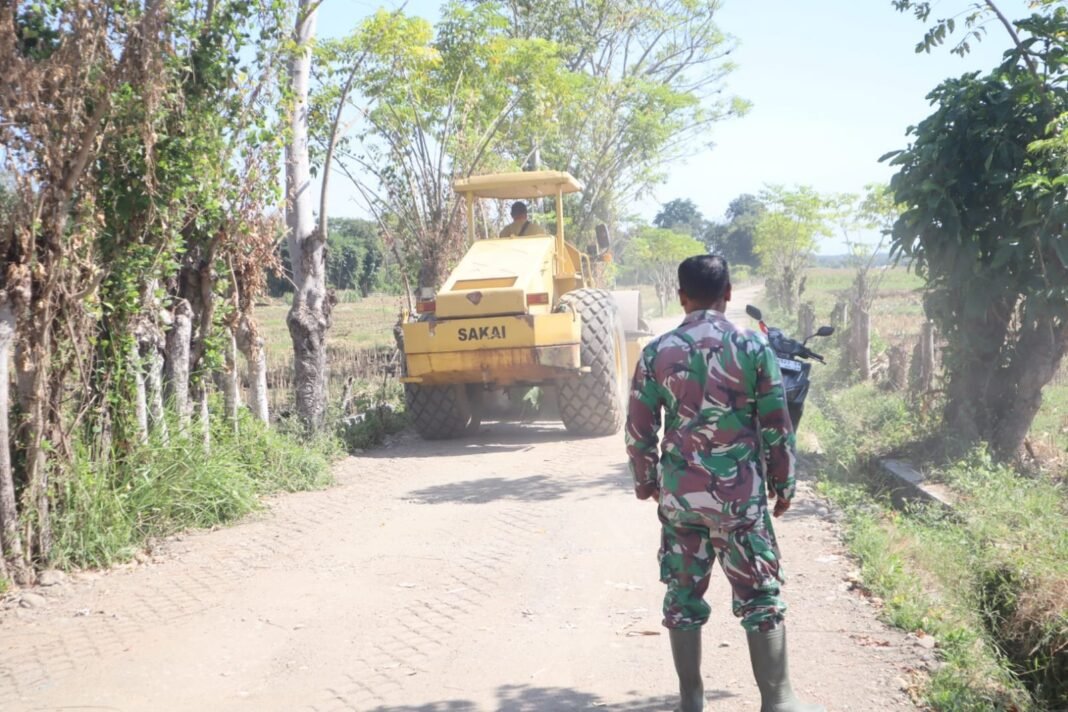 Jalan Pertanian Kalabeso Dikebut, Warga dan Satgas TMMD 125 Kodim 1607/Sumbawa Kerja Bareng