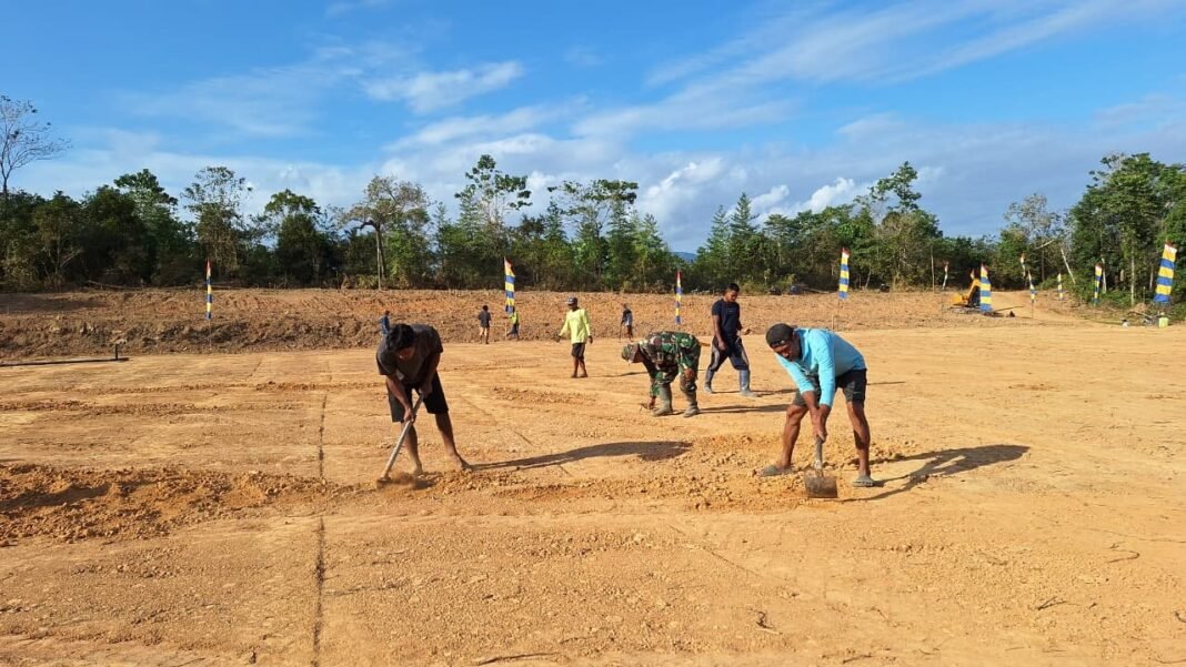 Satgas TMMD 125 dan Warga Nekudu Gotong Royong Siapkan Lomba HUT RI ke-80