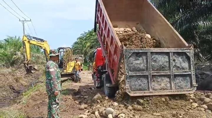 Dump Truck Terus Suplai Material Koral ke Lokasi TMMD