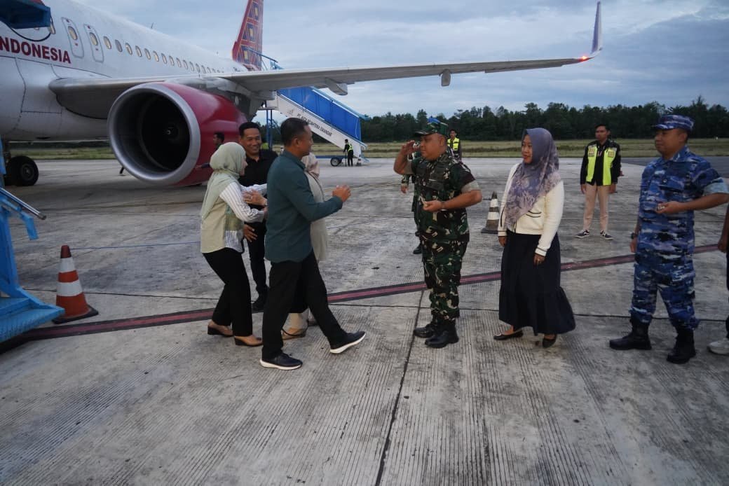 Dandim 1017/Lmd Dampingi Danrem 102/Pjg Sambut Kedatangan Kasdam XII/Tanjungpura di Bandara Iskandar