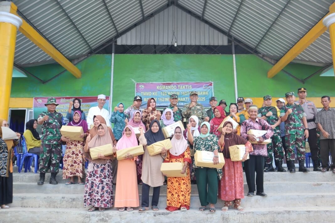 Tim Wasev TMMD ke-125 Kodim Sumbawa Serahkan Sembako kepada Lansia di Kalabeso