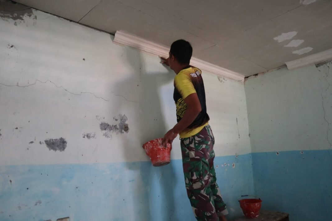 Interior Pustu Kalabeso Kian Rapi, Satgas TMMD Pasang Lis Plafon