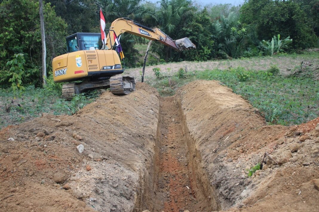 Satgas TMMD ke-125 Kodim 0426/Tulang Bawang Bangun Aliran Air di Kampung Moris Jaya
