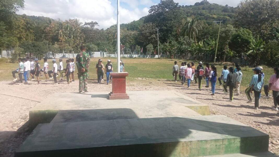 Sambut HUT RI ke-80, Siswa SMA Boking Dapat Pelatihan Paskibra dari Babinsa Kodim 1621 TTS