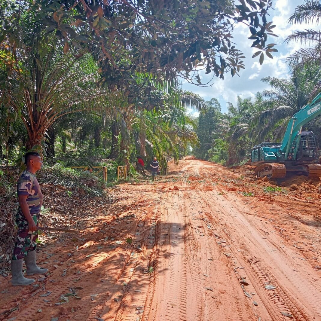 Satgas TMMD Ke-125 Kodim 1017/Lmd Terus Lanjutkan Pembersihan Saluran Drainase Lama di Desa Batu Kotam