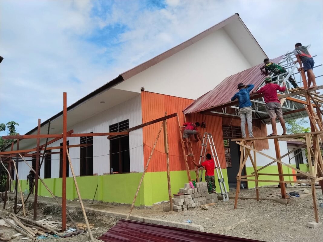 Satgas TMMD Pasang Kerangka Atap Teras Gereja Talitakum di Nabire