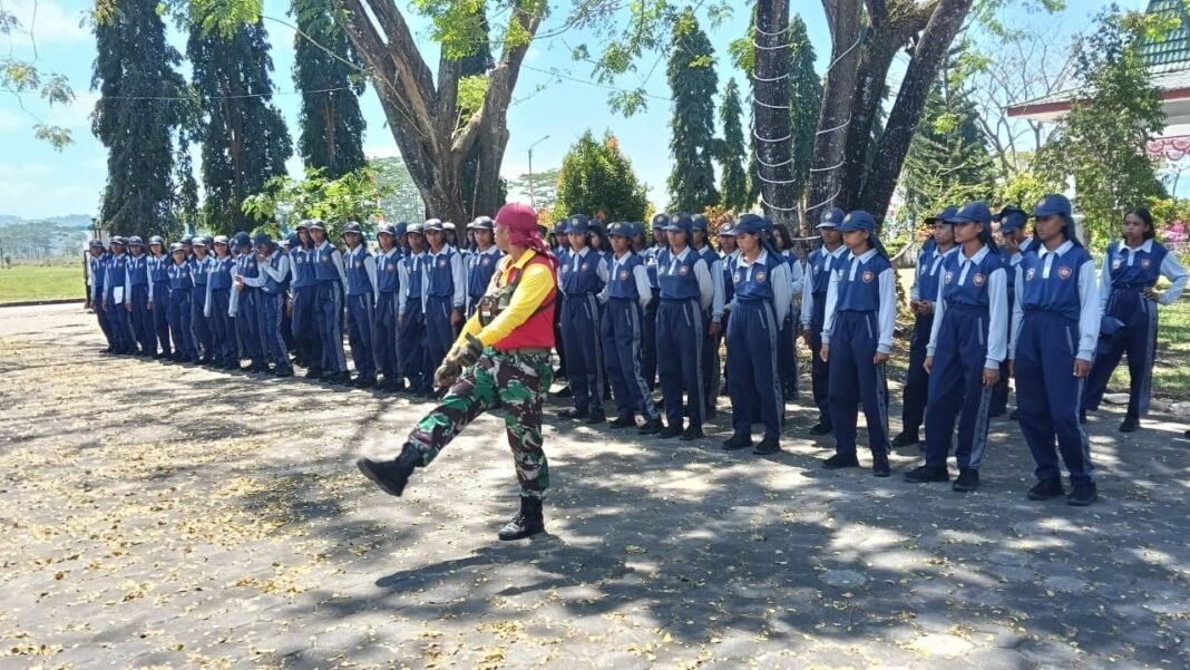 Babinsa Latih Paskibra Demi Suksesnya Upacara Pengibaran Bendera di Sumba Tengah