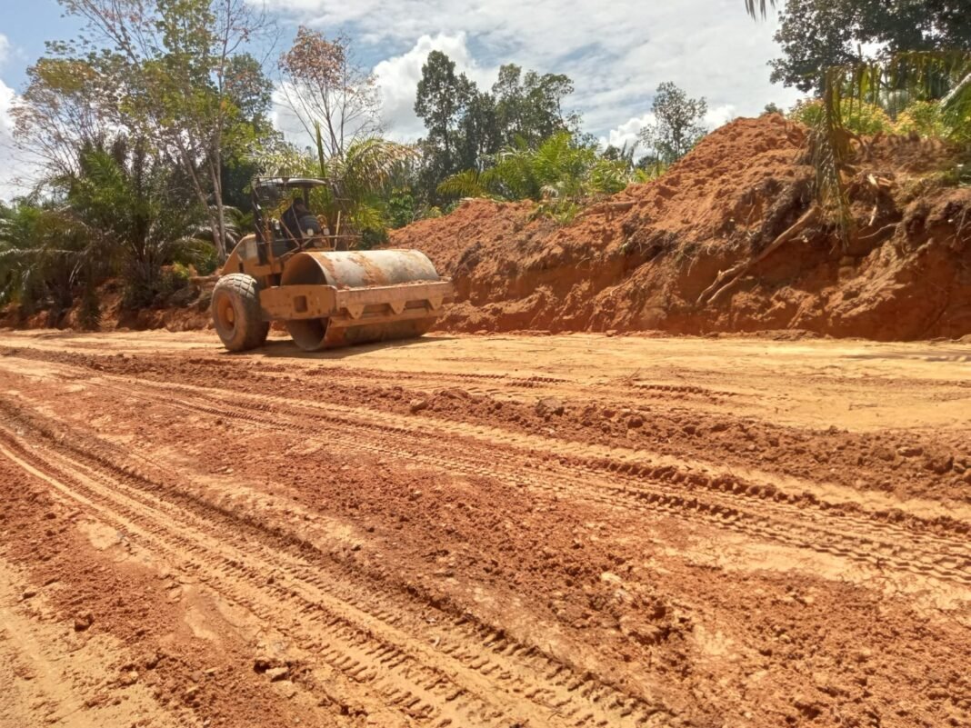 Satgas TMMD 125 Kodim 1017/Lamandau Maksimalkan Pemadatan dan Perataan Badan Jalan di Desa Batu Kotam