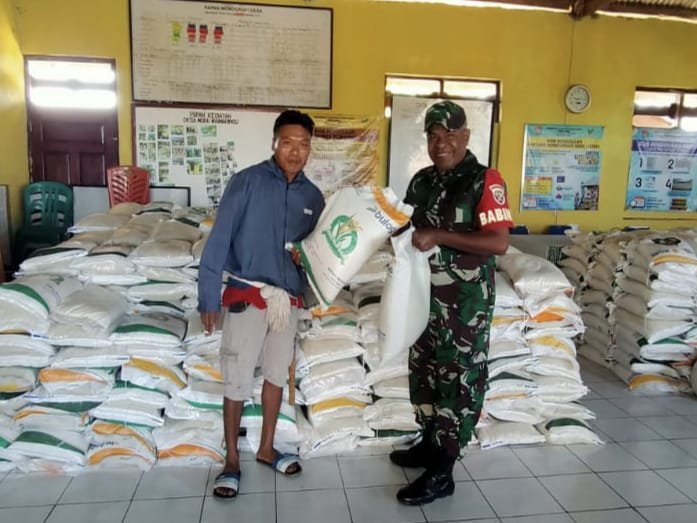 Babinsa Koramil 01/Loli Dampingi Penyaluran Beras Pangan di Desa Modu Waimaringu