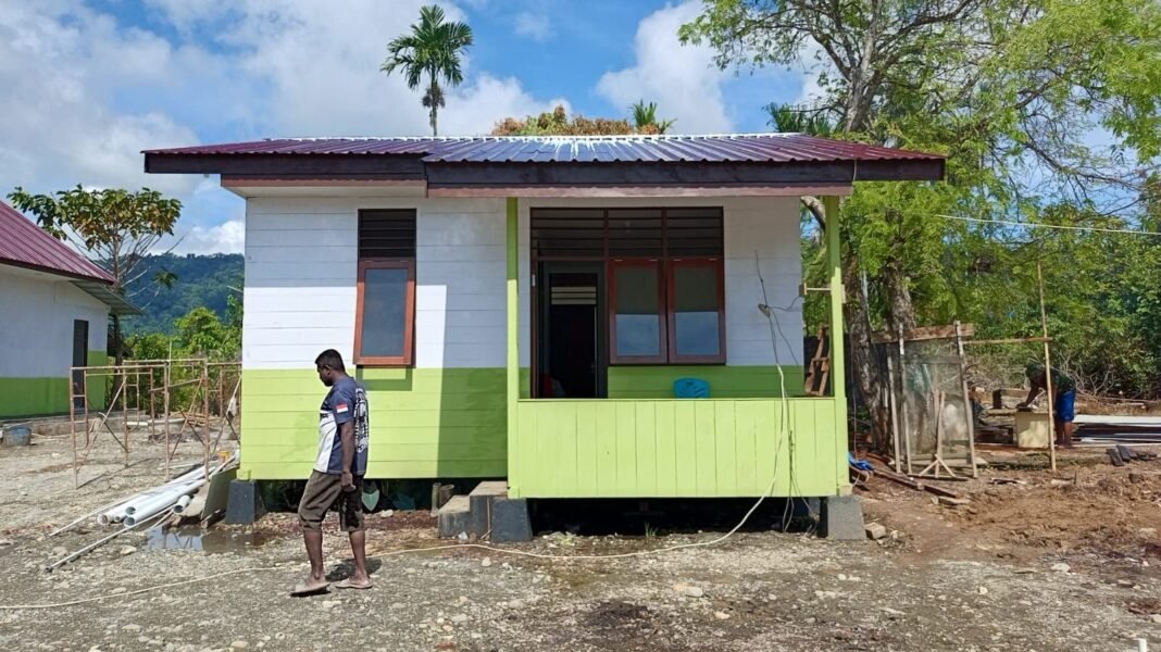 Finishing Rumah Pastori GKI Talitakum dalam Program TMMD Ke-125 Kodim 1705/Nabire