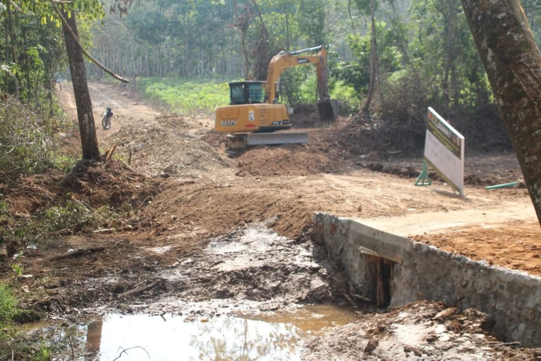 Satgas TMMD ke-125 Kodim 0426/Tulang Bawang Gunakan Excavator untuk Penimbunan Talud di Kampung Moris Jaya