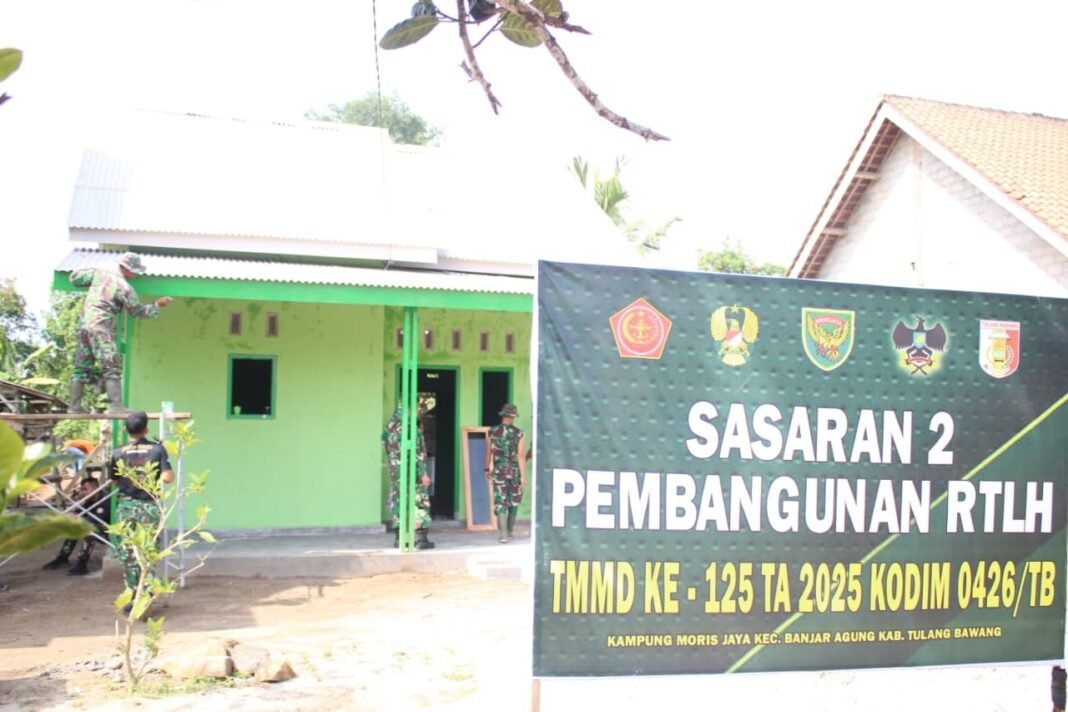 TMMD ke-125 Lanjutkan RTLH 2 di Kampung Moris Jaya, Satgas Kerjakan Pengecatan Garis Plang dan Pemasangan Jendela