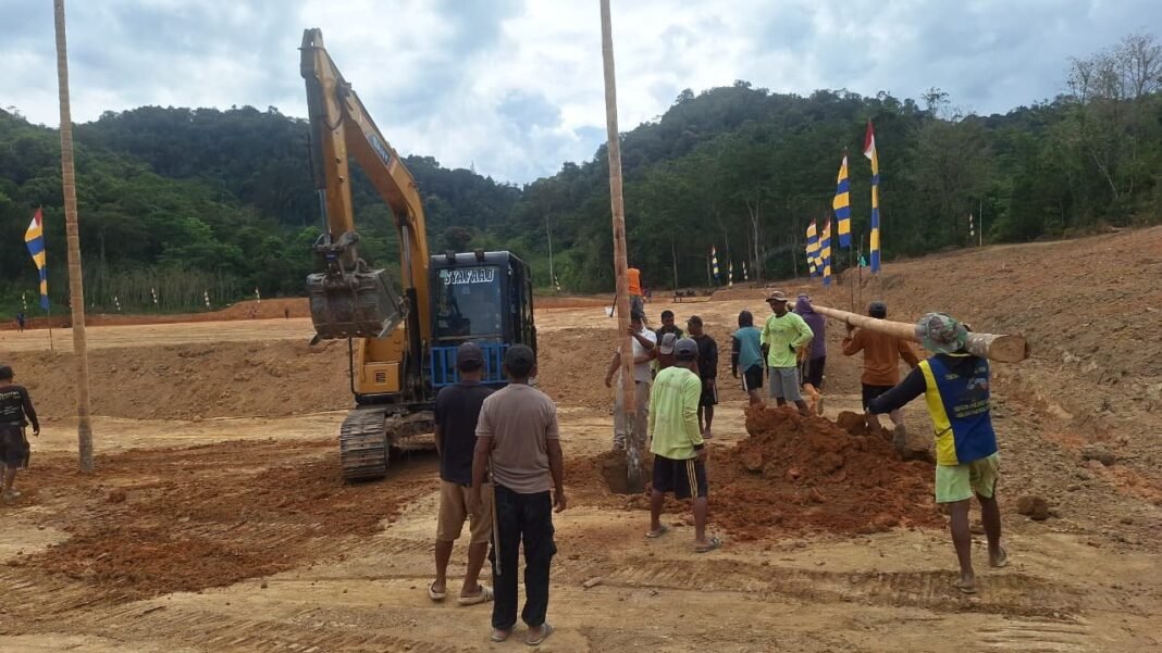Warga Nekudu Sambut Kemerdekaan dengan Gotong Royong Bersama Satgas TMMD 125 Kodim Kendari